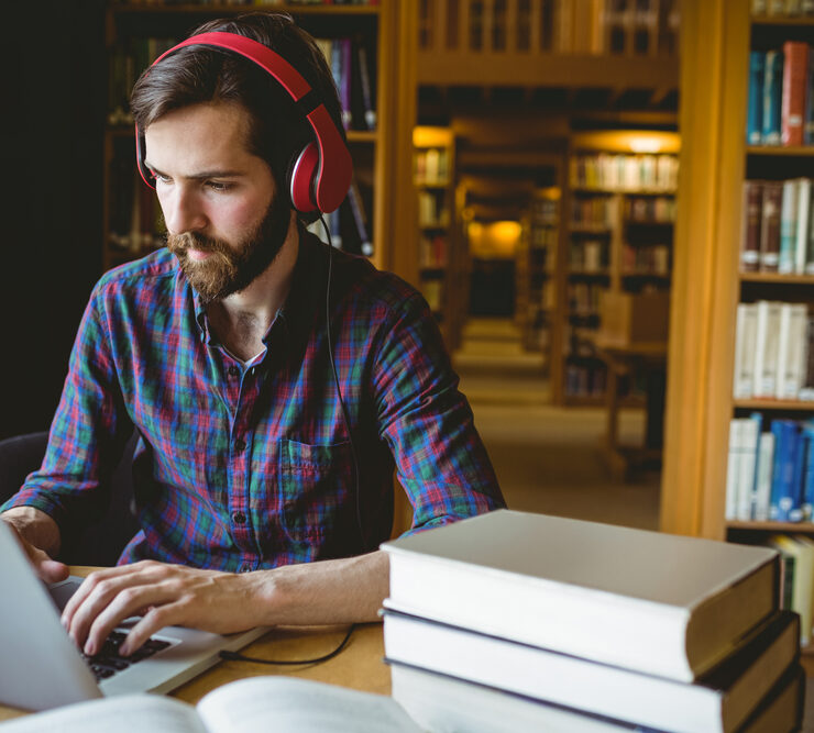 Mann mit Kopfhörer vor Computer