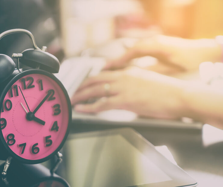 alter Wecker vor Tastatur